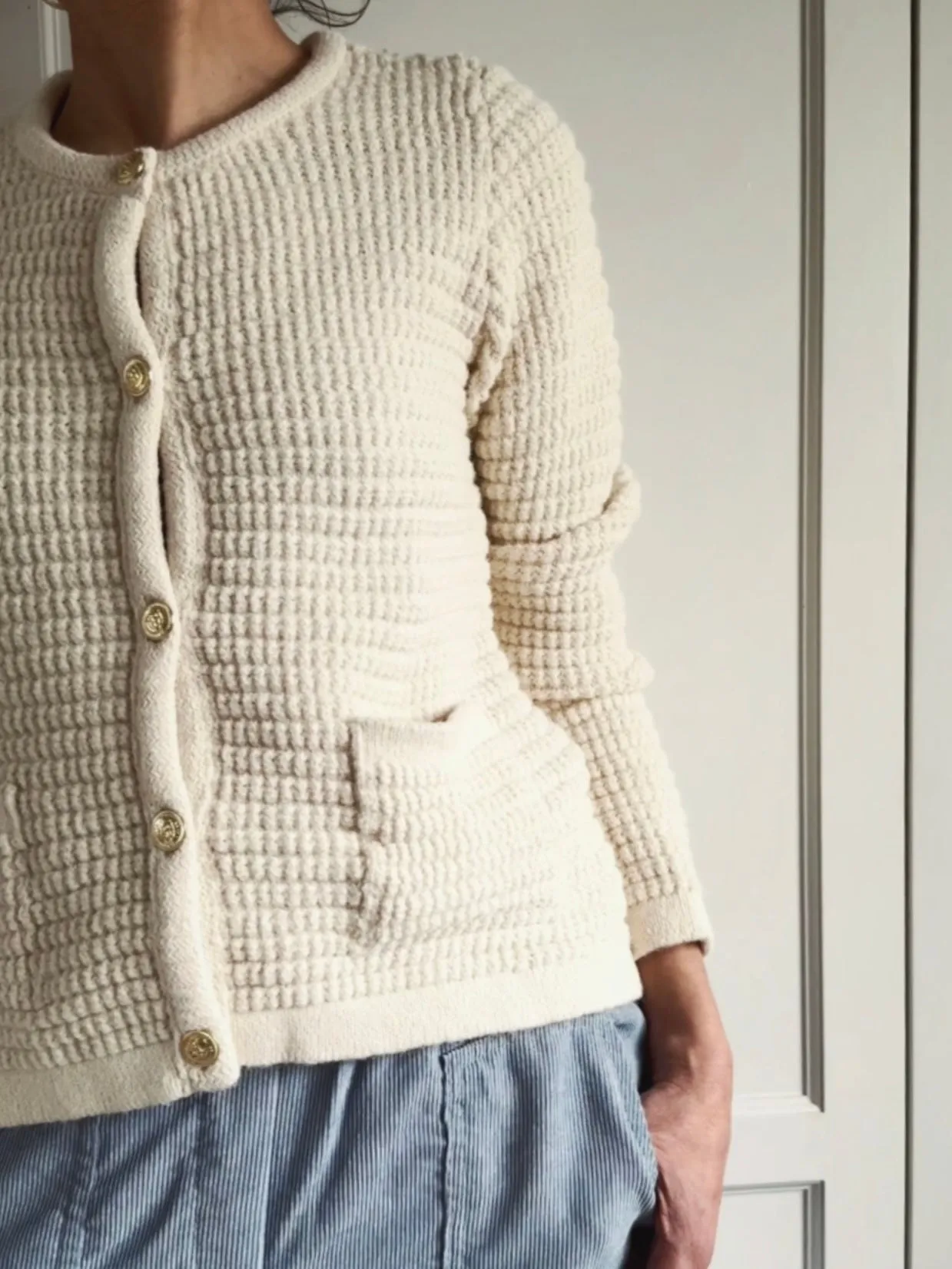 VENI KNIT CARDIGAN WITH GOLD BUTTONS - OFF WHITE